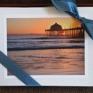 Boxed Notitiekaarten... Assortiment van (8) Notitiekaarten van foto's van zonsondergangen in Huntington Beach (8)-enveloppen met een adellijke titel: 