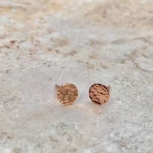 Hammered Rose Gold Stud Earrings, Minimalist Dot Post Earrings, Round Geometric Jewelry, Rose Gold Fill 画像 4