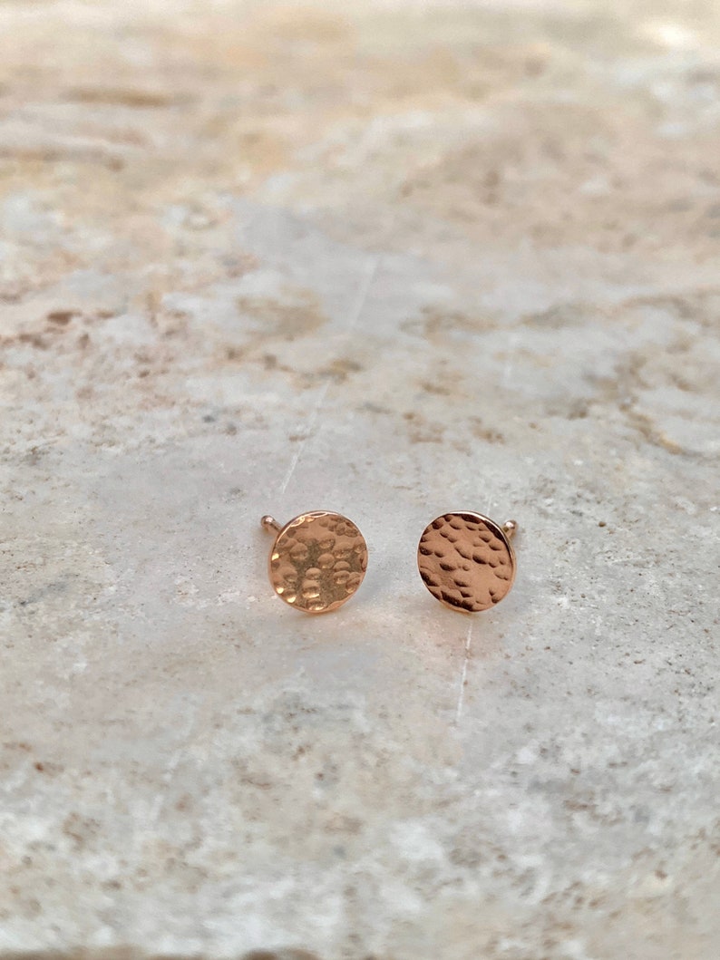 Hammered Rose Gold Stud Earrings, Minimalist Dot Post Earrings, Round Geometric Jewelry, Rose Gold Fill 画像 4