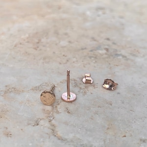 Hammered Rose Gold Stud Earrings, Minimalist Dot Post Earrings, Round Geometric Jewelry, Rose Gold Fill 画像 6