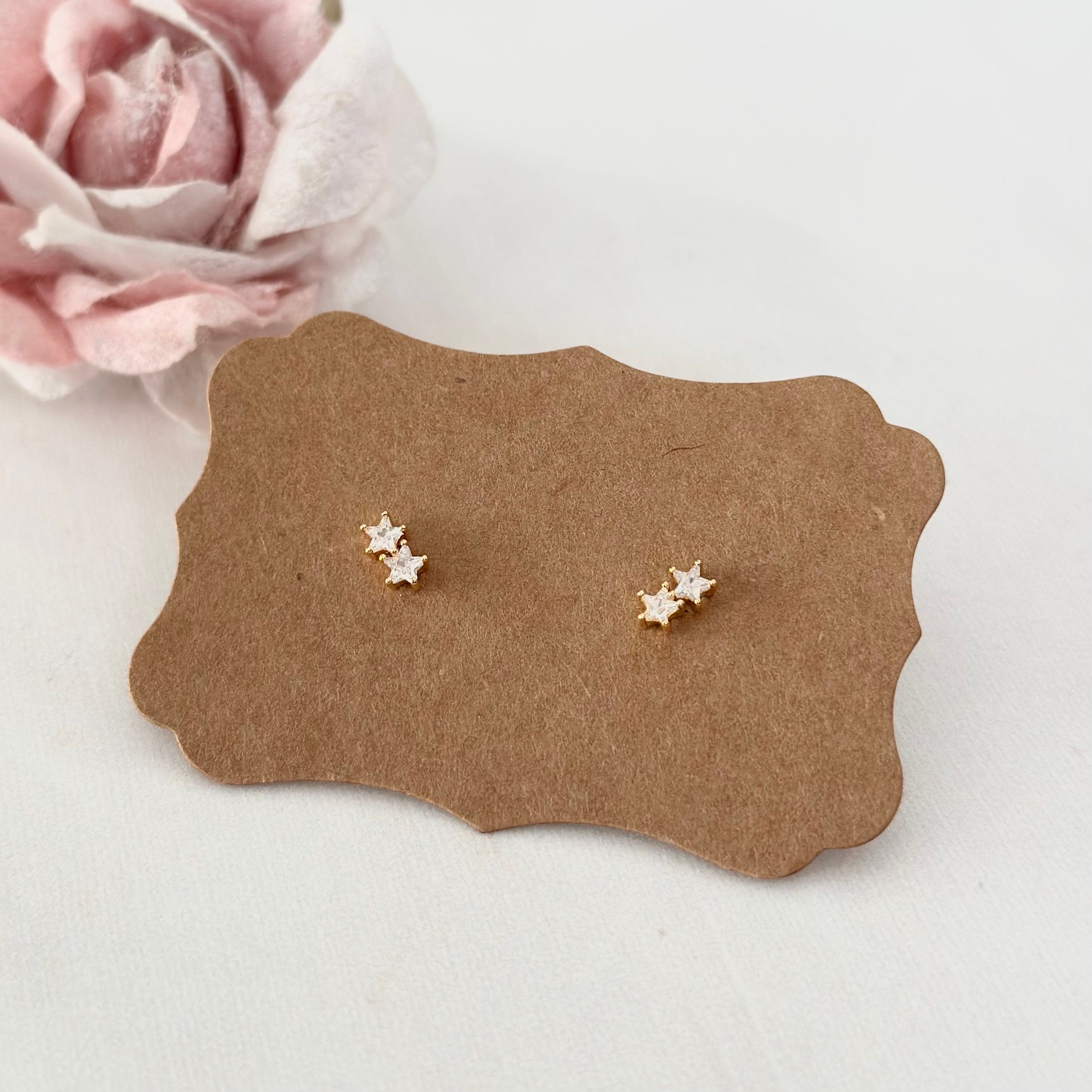 送料税込【AMY O】Tri Star Dainty Stud Earrings☆ピアス (2色) Dainty Earrings, Gold Stud Earrings, Sun Ray Earrings – AMYO