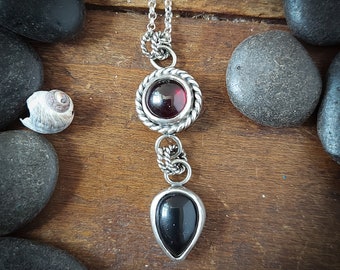 Garnet and black onyx dangle pendant. Recycled Sterling silver. Multi components necklace. Made in Canada. 162