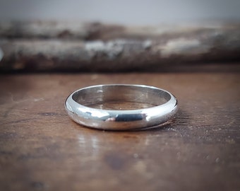 3mm Minimalist wedding ring, recycled sterling silver (0.925). Handmade in Canada. Made to order. Half round ring. D shape ring.