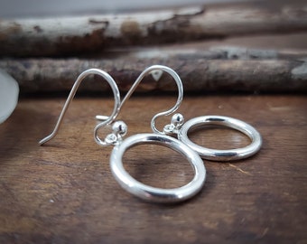 Minimalist circle earrings, recycled sterling silver. 15mm. Dangle earrings. Handmade in Canada. 188