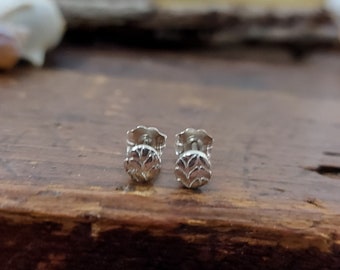 Stud earrings with knitting pattern made from 0.925 recycled sterling silver. 4mm.