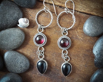 Garnet and black onyx dangle earrings. Recycled Sterling silver. Multi components earring. Made in Canada. 164