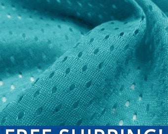 Op de afbeelding: Tealblauwe mesh-stof met een klein, herhalend stippenpatroon. De stof is zacht en ademend, waardoor het ideaal is voor sportkleding of andere kledingstukken die een licht en comfortabel materiaal vereisen.