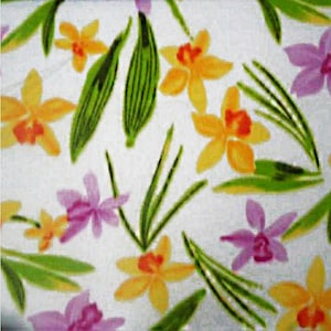 White Floral Pattern Fleece Fabric - Sold by the Yard & Bolt - Ideal for Sewing Projects, Scarves, No Sew Fleece Throws and Tie Blankets