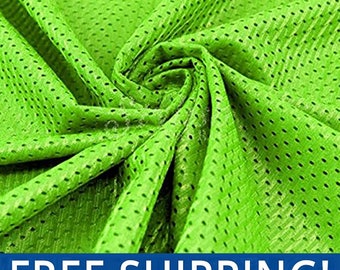 Op de afbeelding: Heldergroen gaasstof met een ruitpatroon. De stof is gevouwen en gedrapeerd, waardoor de textuur en flexibiliteit van het materiaal zichtbaar worden.