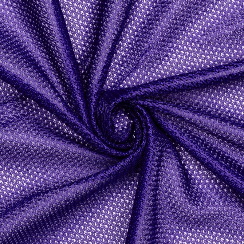 Puede incluir: Tela de malla de color p&uacute;rpura con un patr&oacute;n texturizado en forma de diamante. La tela est&aacute; doblada y drapeada, creando un aspecto suave y fluido.