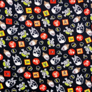 Pirate Skull and Crossbones Fleece Fabric - Sold by the Yard & Bolt - Ideal for Sewing Projects, Scarves, No Sew Fleece Throws, Tie Blankets