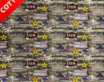 Puede incluir: Una tela marrón con un patrón repetido de estrellas, águilas y banderas americanas. La tela presenta el texto "U.S. Army", "Protect", "Respect American Freedom", y "Faith in God, USA Army".