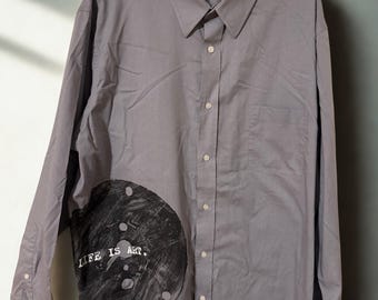 Chemise boutonnée Croft & Barrow revisitée - Chemise grise peinte à la main « Life is Art » - Pièce tendance minimaliste - Taille XL