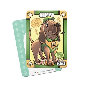 Puede incluir: Una ilustración de dibujos animados de un perro marrón y blanco que lleva un sombrero y un chaleco verdes. El perro está de pie sobre una pila de dinero y tiene un globo de diálogo sobre su cabeza que dice "Tiny". La tarjeta se titula "Dog Detective" y tiene una calificación de 2/2.