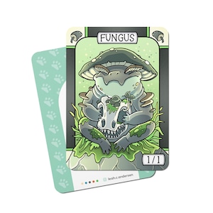 Puede incluir: Una tarjeta de arte de fantasía que presenta una criatura de hongo sosteniendo una calavera. La tarjeta tiene la palabra "FUNGUS" en la parte superior y "1/1" en la parte inferior. La tarjeta es principalmente gris, verde y blanca, con un fondo verde claro.