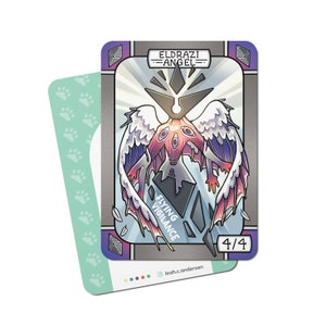 Könnte beinhalten: Eine Fantasy-Sammelkarte mit einer Kreatur mit einem schwarzen, rautenförmigen Kopf und roten Augen. Die Kreatur hat weiße Flügel mit rosa und violetten Akzenten. Die Karte trägt den Titel "Eldrazi Angel" und den Text "Flying Vigilance" und "4/4".