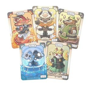 Peut inclure: Cinq cartes à collectionner illustrées avec des personnages animaux anthropomorphes. Chaque carte porte le mot "ALLY" en haut et "1/1" en bas. Les personnages incluent un dragon, un bison, un blaireau, deux poissons et un chat.