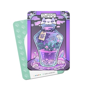 Pode incluir: Uma ilustração roxa e azul de um frasco de vidro com uma tampa de caveira. O frasco contém uma cena de pântano em miniatura com cogumelos, uma mão esquelética e uma caveira. O frasco está etiquetado como "SWAMP".