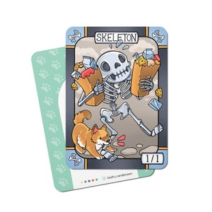 Könnte beinhalten: Eine Cartoon-Illustration eines Skeletts, das zwei Einkaufstaschen trägt. Das Skelett trägt ein Lächeln und ein kleiner Hund folgt ihm. Die Karte trägt den Titel "Skelett" und hat eine Bewertung von 1/1.