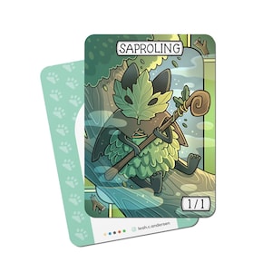 Könnte beinhalten: Eine grüne und schwarze Kreatur mit einem Blatt als Kopf und einem Stab in der Hand. Die Kreatur sitzt auf einem Ast. Die Karte zeigt "Saproling" und "1/1".