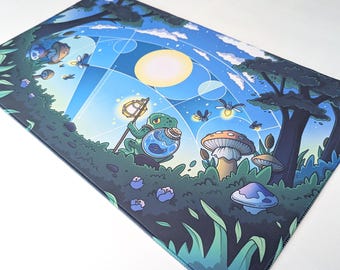 Puede incluir: Una rana verde con una linterna y un frasco que contiene un pez camina por un bosque de noche. El bosque está lleno de setas brillantes y luciérnagas. La luna brilla intensamente en el cielo.