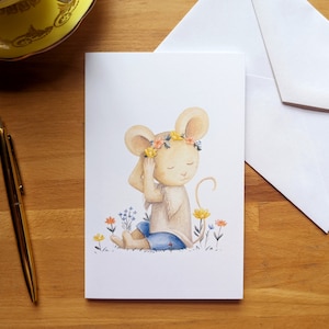 Carte de souhait souris avec une couronne de fleurs sur la tête illustrée à l'aquarelle et au crayon de couleur, intérieur vide, enveloppe
