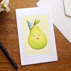 Carte de voeux Poire avec un chapeau de fête pour les anniversaires, intérieur vierge, enveloppe incluse, dessiné au crayon de bois