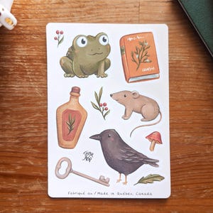 Autocollants Sorcellerie sur feuille, stickers de crapaud, corbeau, livre, potion, rat, clé, champignon, illustration par Jaune Pop