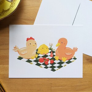 Picnic di gallina, anatra e pulcino, illustrazione su piccolo poster 5x7 retro cartolina, illustrazione di Jaune Pop