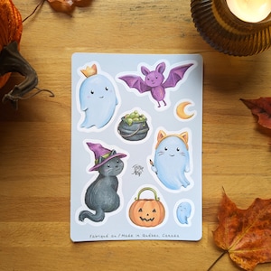 Autocollants d'Halloween sur feuille, stickers de fantôme, chat, chauve-souris, chaudron, lune et citrouille, illustration par Jaune Pop