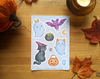 Autocollants d'Halloween sur feuille, stickers de fantôme, chat, chauve-souris, chaudron, lune et citrouille, illustration par Jaune Pop