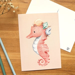 Hippocampe rose et coquillages, illustration sur petite affiche 5x7 servant aussi de carte postale, papeterie illustrée par Jaune Pop