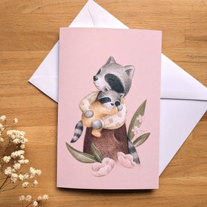 Tarjeta mapache y su bebe, interior en blanco, sobre blanco incluido, dibujo de Jaune Pop, regalo de nacimiento y deseos para padres