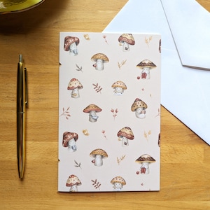 Carte de souhait Champignons dans un motif, intérieur vide avec enveloppe, illustré par Jaune Pop