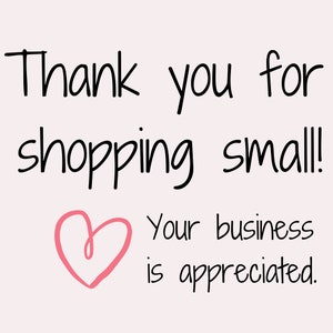Puede incluir: Gracias por comprar en peque&ntilde;o! Tu negocio es apreciado. Un coraz&oacute;n rosa est&aacute; dibujado a la izquierda del texto.