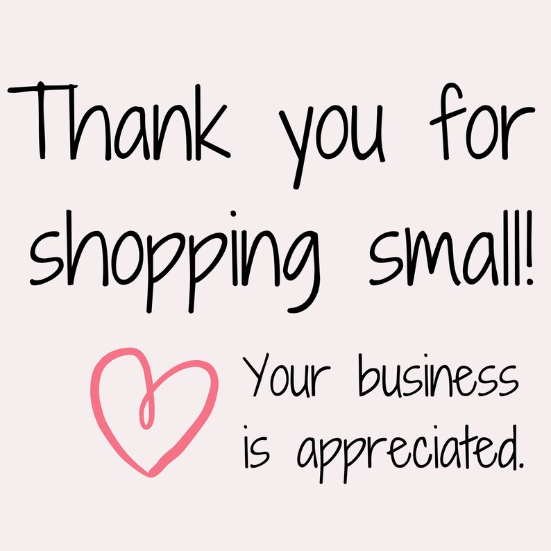 Puede incluir: Gracias por comprar en peque&ntilde;o! Tu negocio es apreciado. Un coraz&oacute;n rosa est&aacute; dibujado a la izquierda del texto.