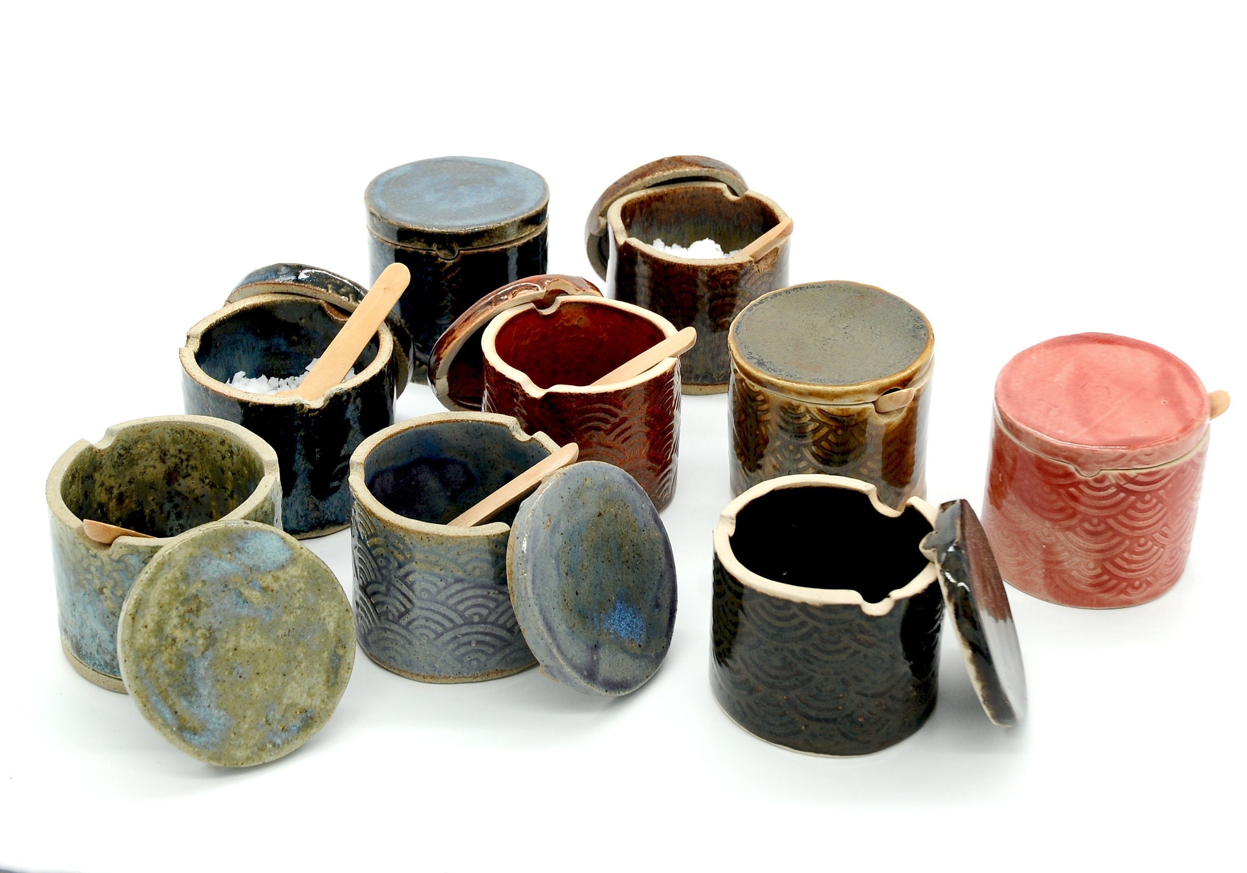 salière en céramique fabriquée à la main avec cuillère bois, pot épices couvert poterie, récipient de cuisine, petit rangement couvercle