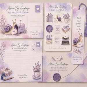 Puede incluir: Un conjunto de papelería de acuarela con postales, pegatinas, un marcapáginas y un sobre. El diseño tiene un tema de correo de caracoles, con tonos lavanda y morados. El texto dice "Allure By Aaghnya Snail Mail Club".