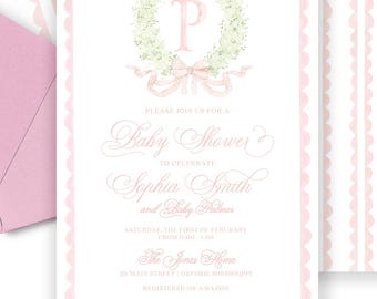 Puede incluir: Una invitación de baby shower rosa y blanca con una corona de flores y la letra "P" en el centro. El texto dice "¡Es una niña! Únase a nosotros para una Baby Shower" y "Sophia Smith y Baby [Nombre del bebé]"
