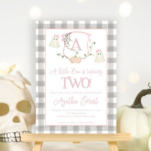Pu&ograve; includere: Un invito di compleanno a tema Halloween con un bordo a quadretti grigio e bianco. L'invito recita "A Little Boo is turning TWO!" e presenta illustrazioni di fantasmi, una zucca e il nome "Agatha Smart".