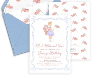 Puede incluir: Un juego de sobres e invitaciones de color azul claro para una fiesta de cumpleaños. La invitación presenta una ilustración en acuarela de una niña sosteniendo banderas, con el texto "Red, White, and Two!" y "Kensey's Birthday!". Los sobres y el reverso de las tarjetas tienen un patrón repetido de la bandera estadounidense.