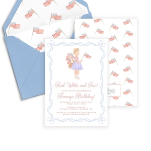 Op de afbeelding: Een lichtblauwe envelop- en uitnodigingsset voor een verjaardagsfeest. De uitnodiging toont een aquarel illustratie van een meisje met vlaggen, met de tekst "Red, White, and Two!" en "Kensey's Birthday!". De achterkanten van de envelop en de kaarten hebben een herhalend patroon van de Amerikaanse vlag.