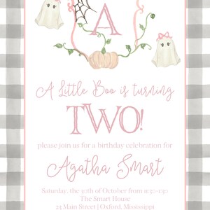 Pu&ograve; includere: Un invito di compleanno a tema Halloween con uno sfondo a quadri rosa e grigio. L'invito presenta una cornice rosa con illustrazioni ad acquerello di fantasmi, una zucca e una ragnatela. Il testo recita "A Little Boo is turning TWO!" e invita gli ospiti al compleanno di Agatha Smart.