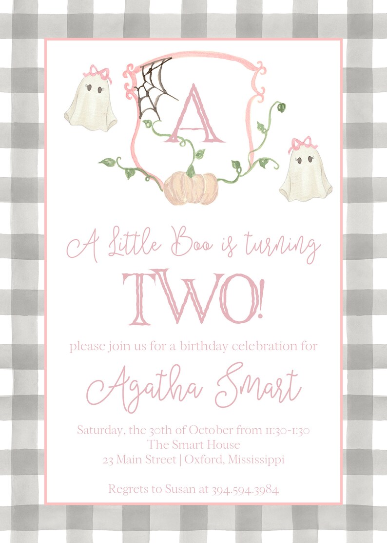 Pu&ograve; includere: Un invito di compleanno a tema Halloween con uno sfondo a quadri rosa e grigio. L'invito presenta una cornice rosa con illustrazioni ad acquerello di fantasmi, una zucca e una ragnatela. Il testo recita "A Little Boo is turning TWO!" e invita gli ospiti al compleanno di Agatha Smart.
