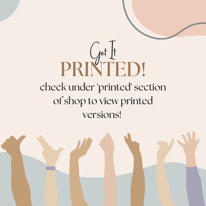 Pu&ograve; includere: Grafica promozionale con il testo "Get It PRINTED!" in marrone e nero, che invita a cercare le versioni stampate nel negozio. L'immagine presenta mani stilizzate di varie tonalit&agrave; di pelle alzate in aria.
