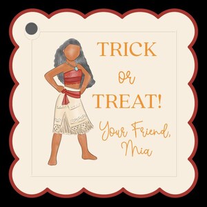 Puede incluir: Una etiqueta de Halloween con una ilustraci&oacute;n de dibujos animados de un personaje con un atuendo rojo y blanco. La etiqueta dice "TRICK or TREAT! Your Friend, Mia" en escritura naranja, sobre un fondo crema con borde festoneado.