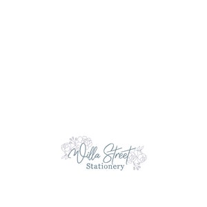 Pu&ograve; includere: Sfondo bianco con il logo Villa Street Stationery. Il logo &egrave; in verde acqua, con testo in corsivo "Villa Street" sopra "Stationery". Illustrazioni floreali in verde acqua circondano il testo.