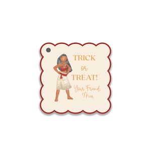 Puede incluir: Una etiqueta de regalo con tem&aacute;tica de Halloween con borde festoneado y borde rojo. La etiqueta presenta una ilustraci&oacute;n de un personaje con un atuendo rojo y blanco, con el texto "TRICK OR TREAT!" y "Your Friend, Mia" en letras doradas.