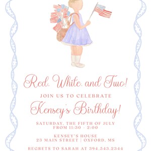 Op de afbeelding: Waterverfillustratie van een meisje in een blauwe jurk met Amerikaanse vlaggen, met de tekst "Red, White, and Two!" en "Kensey's Birthday!" op een witte achtergrond met een blauwe lintrand. Verjaardagsuitnodiging.