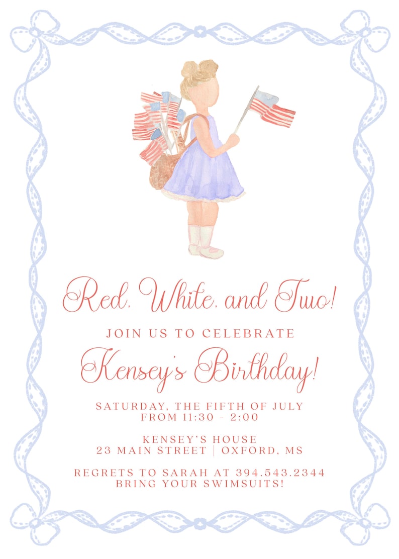Op de afbeelding: Waterverfillustratie van een meisje in een blauwe jurk met Amerikaanse vlaggen, met de tekst "Red, White, and Two!" en "Kensey's Birthday!" op een witte achtergrond met een blauwe lintrand. Verjaardagsuitnodiging.